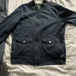 Blå tröja  - Blå zip upp