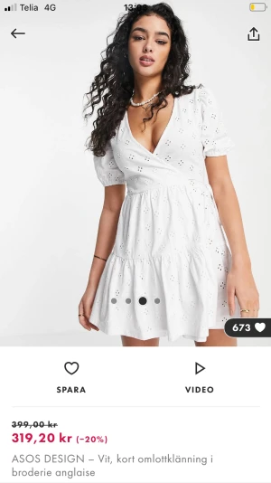 Vit klänning - Vit kortklänning från Asos. Storlek 38. Väldigt fin och söt omlottklänning med broderi. Den är oanvänd med prislapp på. Skriv för fler bilder.