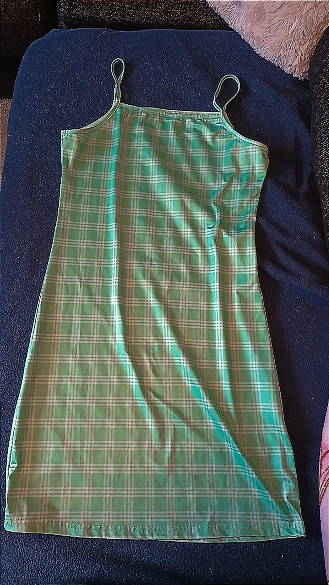 Två klänningar till sommaren som är vit blå och en som är svart röd en kostar 50kr styck och båda blir 100kr till sammans och dom är 160 sise  - 90