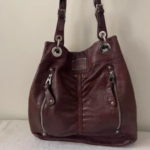 B. Makowsky Leather Brown Tote Bag - 100% Leather Shell with Leopard Print Lining. Silver Hardware with Embossed Logo Details. 2 Leather Shoulder Straps Magnetic Closure. Holds Laptop or Books. Perfect for Travel, Work, etc. 2 Front Zip Pockets 1 Back Key Insert 2 Inner 1 Inner Zip 36x36x5CM