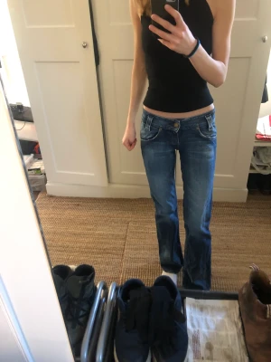 Low waisted lee jeans - Säljer de här superfina lågmidjade lee jeansen i storlek 34. De sitter så fint, men kommer tyvärr inte till användning längre. Skriv till mig för exakta mått och fler bilder💕