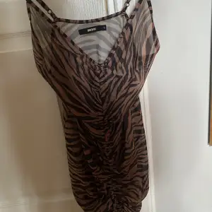 Zebra mönstrad strandklänning från bikbok, justerbara axelband och knytning längst ner på klänning så att man kan göra den kortare elr längre, skriv för mer bilder🤗