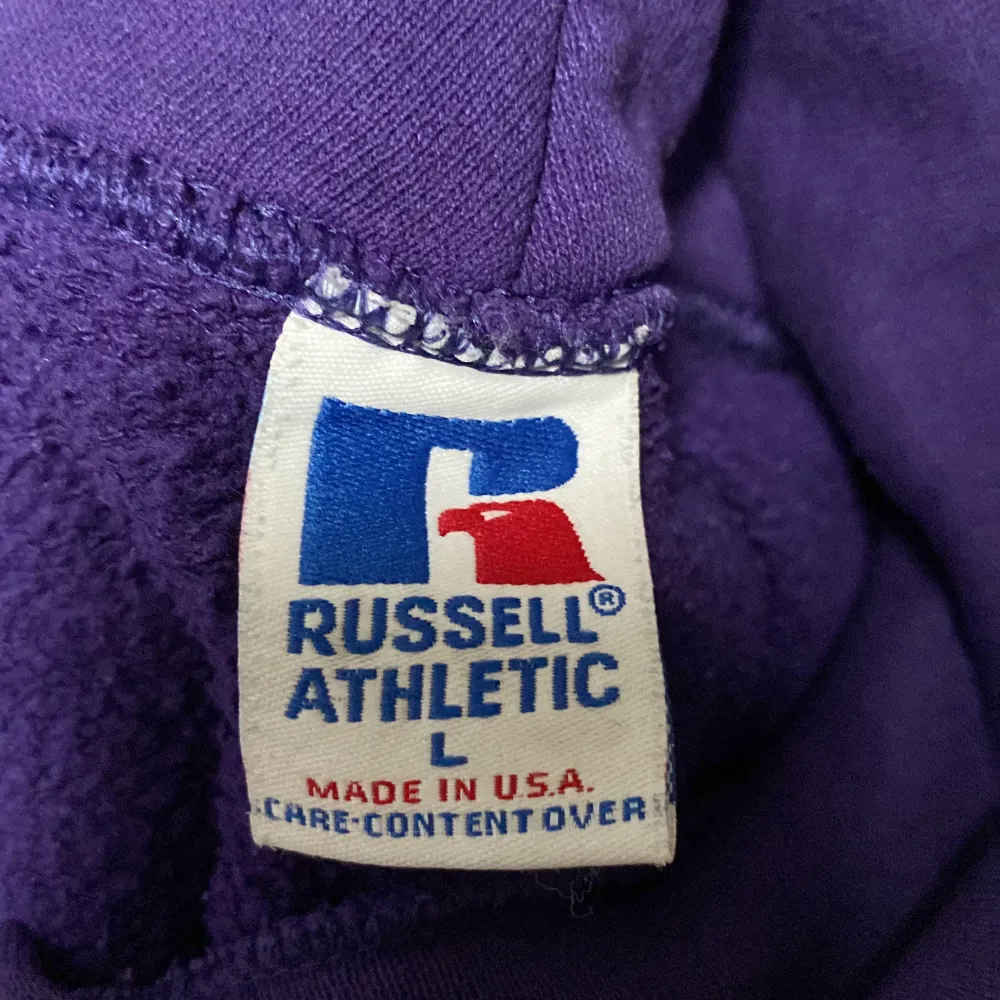 Vintage russell hoodie säljs för att den aldrig används, bra vintage skick. Hoodies.