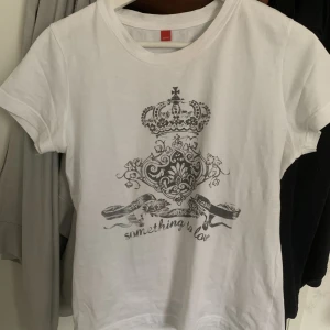 Fin Esprit t-shirt - En jättefin tröja som jag ÄLSKAR men jag behöver verkligen pengarna så jag säljer den:/ den har jättefina rhinestones som verkligen inte går av!!!!<3