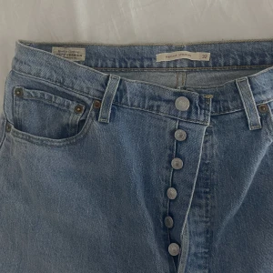 Levis ribcage straight jeans - Säljer mina blåa jeans från levis, använd några gånger men är super fina och passar till en 32 eller mindre i midjan om man gillar de baggy.  Köpta för 1300 men säljer dem billigt då dem har ett litet slitage vid innerbenet vid sömmen men som ej syns alls