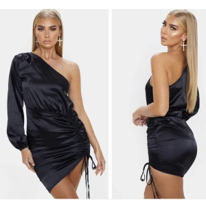 Svart klänning - Säljer denna jättefina satin klänning från PrettyLittleThing. Helt oanvänd med lapp kvar.