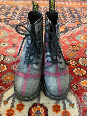 Dr martens  - Ascoola Dr martens i tyg i storlek 36