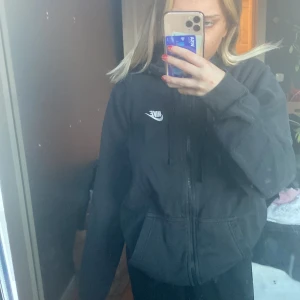 Svart Nike hoddie med blixlås - Svart Nike hoddie i str S