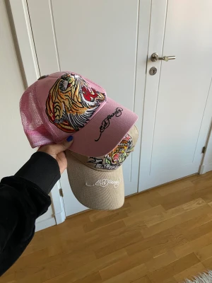 Ed Hardy keps - 2 st ed Hardy kepsar som är köpta för ett tag sedan! 2 för 500 eller 1 för 200. köparen står för frakt 