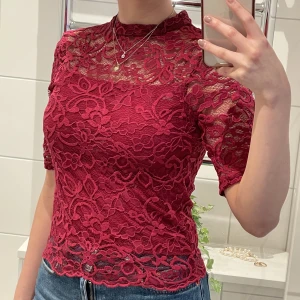 Spets festtopp - Spets festttopp, figursydd, sitter tight på kroppen. Fint skick. 