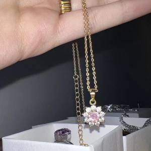 Halsband ur&penn - Så så fint halsband från ur&penns lite dyrare linje! Ska vara rostfritt men kan inte garantera detta, den har iaf hållt superbra hitills!💕 använd gärna köp nu 🤍🫶