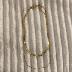 Guld halsband - Jättefina guldiga halsband i stainless steel i nyskick💖