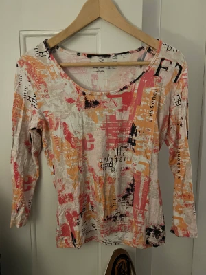 Y2k topp - Fantastisk topp med y2k tryck, köpt secondhand. Står ingen storlek, men uppskattar till en S. ✨