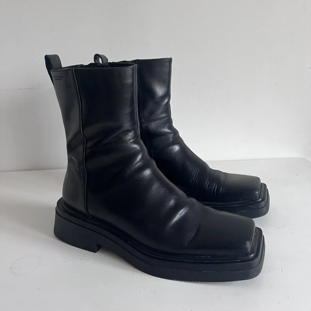 Vagabond boots i läder med dragkedja på sidan Svarta, fint skick - lätt nötta på höger insidan - se bild. Nypris: 1595kr Storlek 39. Skor.