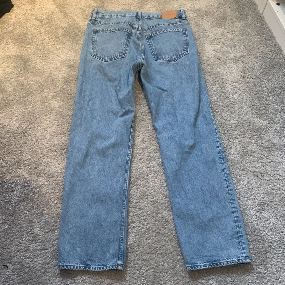 Ett par superfina Weekday jeans modell space i snygg somrig blå denim.  Ser nya ut.. Jeans & Byxor.