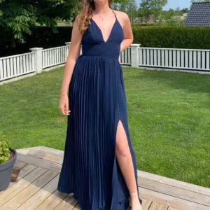 Balklänning - Mörkblå balklänning i Strl S. Endast använd vid ett tillfälle!  Skriv för frågor eller fler bilder💓