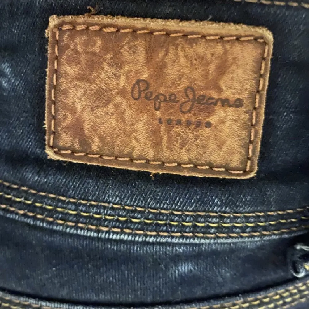 Säljer dessa lowrise jeans från about You i storlek 25/34. nya kostar dem 799kr dem är använda lite men inga defekter så väldigt bra skick 350kr+frakt eller budgivningen om flera är intresserade❤️kan mötas upp vid Odenplan❤️. Jeans & Byxor.