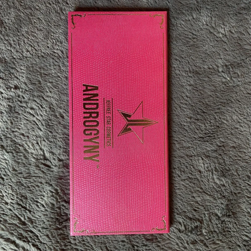 Jeffree Stars palette Androgyny. Möjligtvis någon skugga som är swatchad, annars aldrig använd. Nypris: 470kr. Mitt pris: 200kr. . Skönhet.