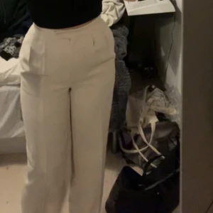 Kostymbyxor  - Kostymbyxor från NA-KD. Jag är 158 cm och dom är perfekt långa på mig. Endast använda 2 gånger💕