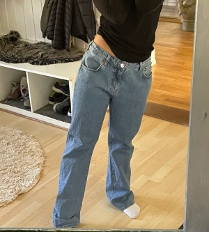 Jeans, never denim - Köpta på carlings för knappt ett år sedan. Tyvärr är de lite väl stora på mig vilket jag löst genom att sätta ett snöre i midjan, se bild 3. Skulle det önskas får du med snöret på köpet ;) Slitning finns också i benslutet, kan skicka bild. Jag är 159 ;)