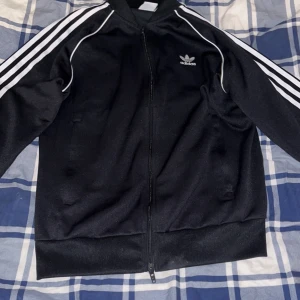 Adidas tröja - Köptes för 699kr, säljes för 250kr