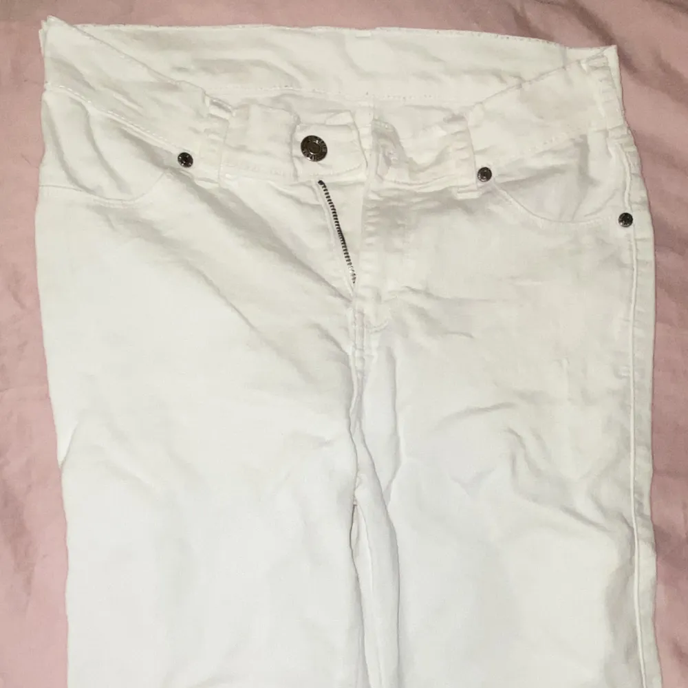 Vita stretchiga jeans, passformen är slimfit och dom har slits dragkedjor i benen🌸dom är i storlek XS men passar även som en S. Jeans & Byxor.