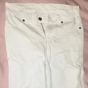 Vita stretchiga jeans, passformen är slimfit och dom har slits dragkedjor i benen🌸dom är i storlek XS men passar även som en S
