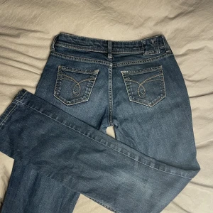 Lågmidjade jeans - Lågmidjade jeans i storlek 26/34. Säljer då de är försmå. (Nyskick)