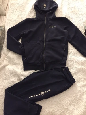  Sail racing sett  - En jätte fin blå sailracing sett tröjan har dragkedjor på fickorna och har luva, byxorna har en ficka på baksidan. Super bekväm! använd ca 2 gånger därav säljer jag den, både för killar och tjejer!! Storlek S på båda o Går att köpa delar separat även 🤗