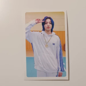 Bts kort - 🌸BTS🌸 Bts lomo card Butter: Jungkook. I nyskick och superfin, passar till att ha i genomskinliga mobilskal eller som dekoration av ditt val. 20 + frakt💕 Ej pc. Skickar bild innan jag postar. 