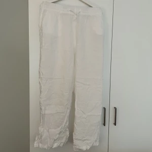 LINNEBYXOR GINA TRICOT PREMIUM QUALITY  - Supersnygga Vita Linnebyxor från Gina Tricot Premium Quality! Använda endast fåtal gånger men fortfarande i super fint skick!   Lite skrynkliga på bild eftersom det använts 1-2 gånger och varit undanlagda! 
