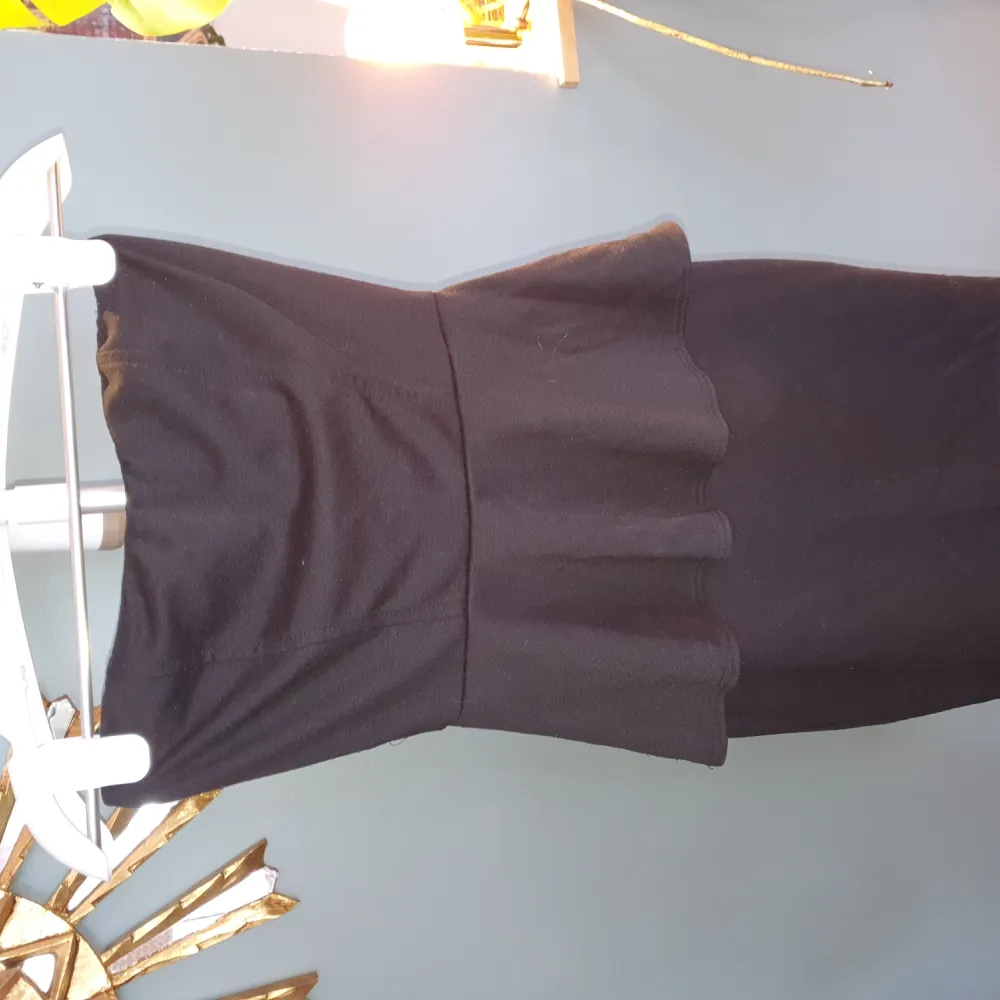Fin klänning från guess, svart. Dragkedja bak, stretchigt material. Klänningar.