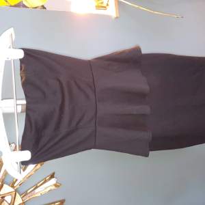 Fin klänning från guess, svart. Dragkedja bak, stretchigt material