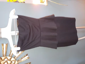 Klänning från Guess - Fin klänning från guess, svart. Dragkedja bak, stretchigt material