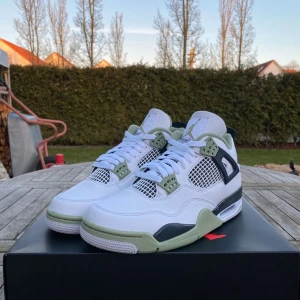 Jordan 4 Retro Seafoam - HELT NYA! Oanvända med kvitto.  Jordan 4 Retro Seafoam  Storlek 40