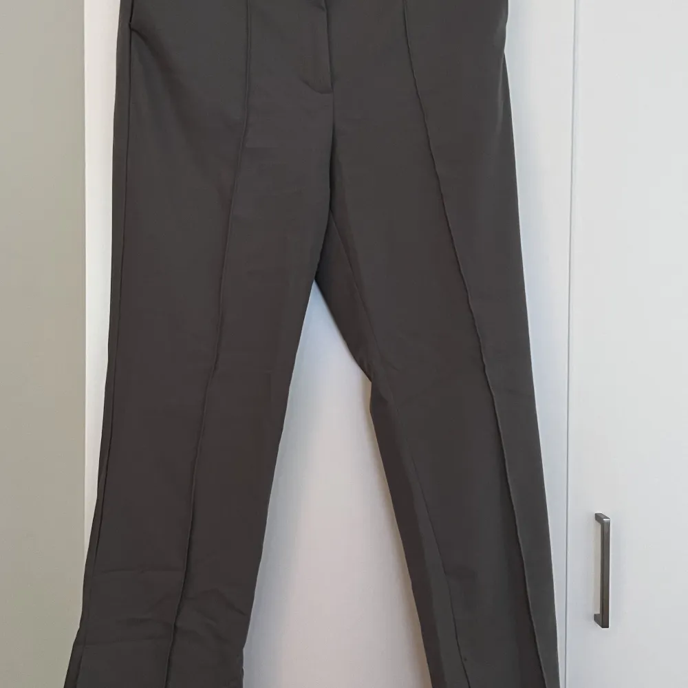 Jättesnygga Skräddarsydda byxor med slits från NAKD som endast provats!   Storlek: 38  Ordinare pris 500kr  . Jeans & Byxor.