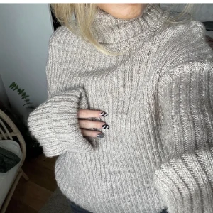 beige stickad tröja - ( lägger ut igen pga oseriös köpare ) Säljer denhär fina beiga stickade tröjan eftersom den aldrig kommit till använding. Från nakd. Helt oanvänd!! Super fin och skön nu till våren. 😍 Nypris på hemsidan 399kr