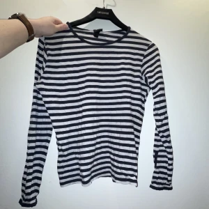 Långärmad tröja med knappar - Nytvättad från ett rökfritt hem, pälsdjur finns men inte på kläderna.  50kr eller bud.