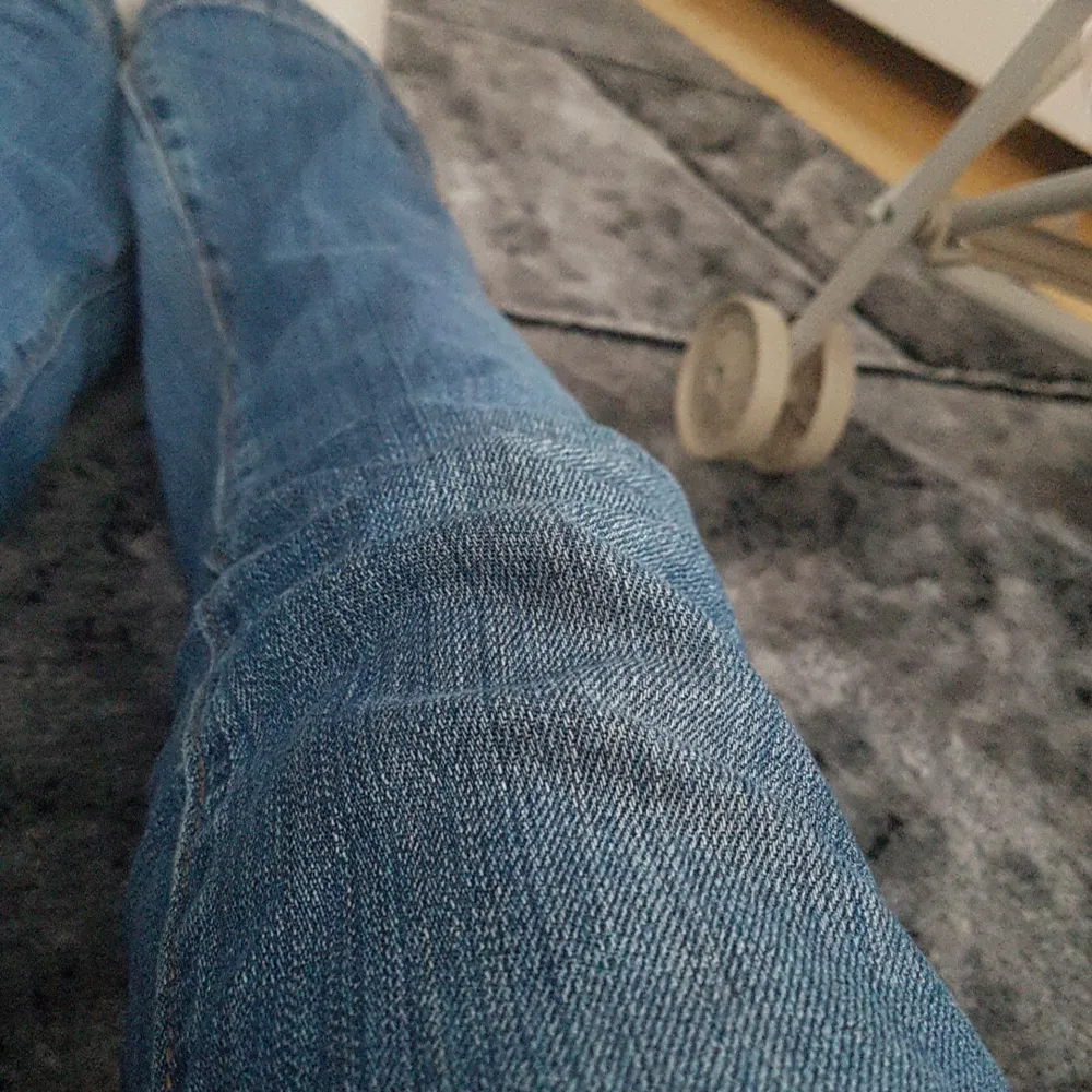 hej säljer mina lågmidjade blå utsvängda jeans och de är i gott skick, jag som är 148 så sitter de perfekt de är pyttelite långa på mig så de borde funka på ngn som e lite längre, de är ifrån old nany köpt för 400 men säljer för 100 kr. Jeans & Byxor.