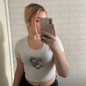 Vit t-shirt med drake - Säljer denna fina vita tröjan ifrån SHEIN med en drake på