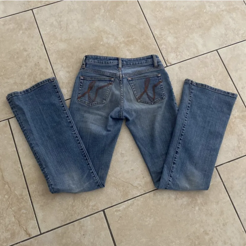 Lägger upp igen pga oseriös köpare.  Säljer ett par as coola low waist bootcut jeans som börjar bli lite små för mig. Jag är 165 som referens och de passar mig väldigt bra i längden💕 Skriv vid funderingar eller frågor❣️. Jeans & Byxor.