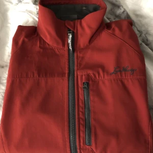 Lundhags soft Shell jacka - Jätte fin soft Shell jacka i bra skick men använder den inte längre.