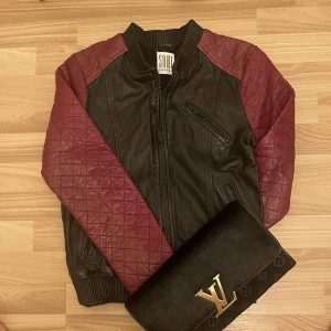 Saint tropez quiltad läderjacka  - Quiltad bomberjacka i äkta läder från märket Saint Tropez i strl S. Jackan ger bikervibes och är ny, har aldrig kommit till använda. Nypris ligger på 1300 kronor. Kolla på mina andra annonser, jag samfraktar gärna: Dm vid frågor- pris kan diskuteras. 