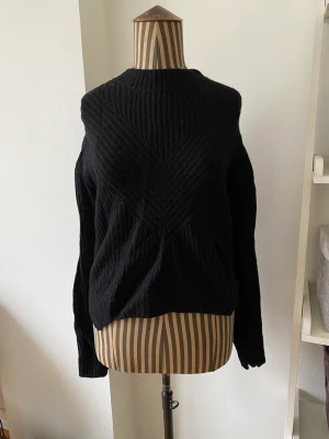 Härlig tröja från Hunkydory - Jätteskön tröja från Hunkydory. Varm med ull. Snygg detalj med dragkedja bak.