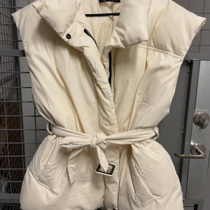 Väst  - En ny väst från gina tricot strl 38 