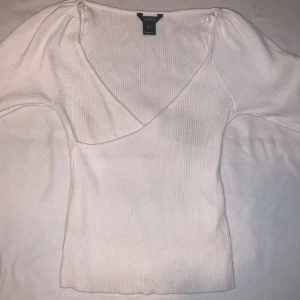 Vit topp - Longsleeve ribbad Lindex. Bra skick och mjukt material. 🤍 