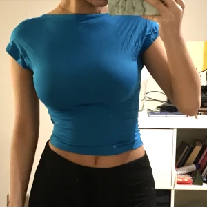 Blå topp med öppen rygg - Säljer denna supersnygga toppen eftersom att jag redan har en likadan. Har aldrig använt denna, så den är som ny :) Super skön och så fin till både vardag och fest💓