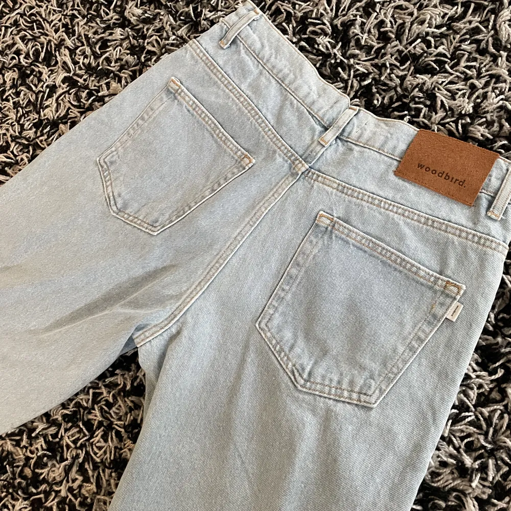 Woodbird jeans ljusa i storlek 31 / 32. Helt oanvända så är i skicket 10/10. Straightlegfit. Nypris 1500kr.. Jeans & Byxor.
