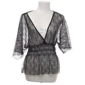 zara topp tröja - zara topp som är köpt från sellpy, storlek s. har ej fler bilder tyvärr💗