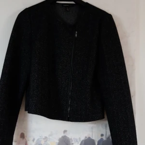 Jacka - Kort jacka från Mango, melerad svart/grå. Storlek S, knappt använd.